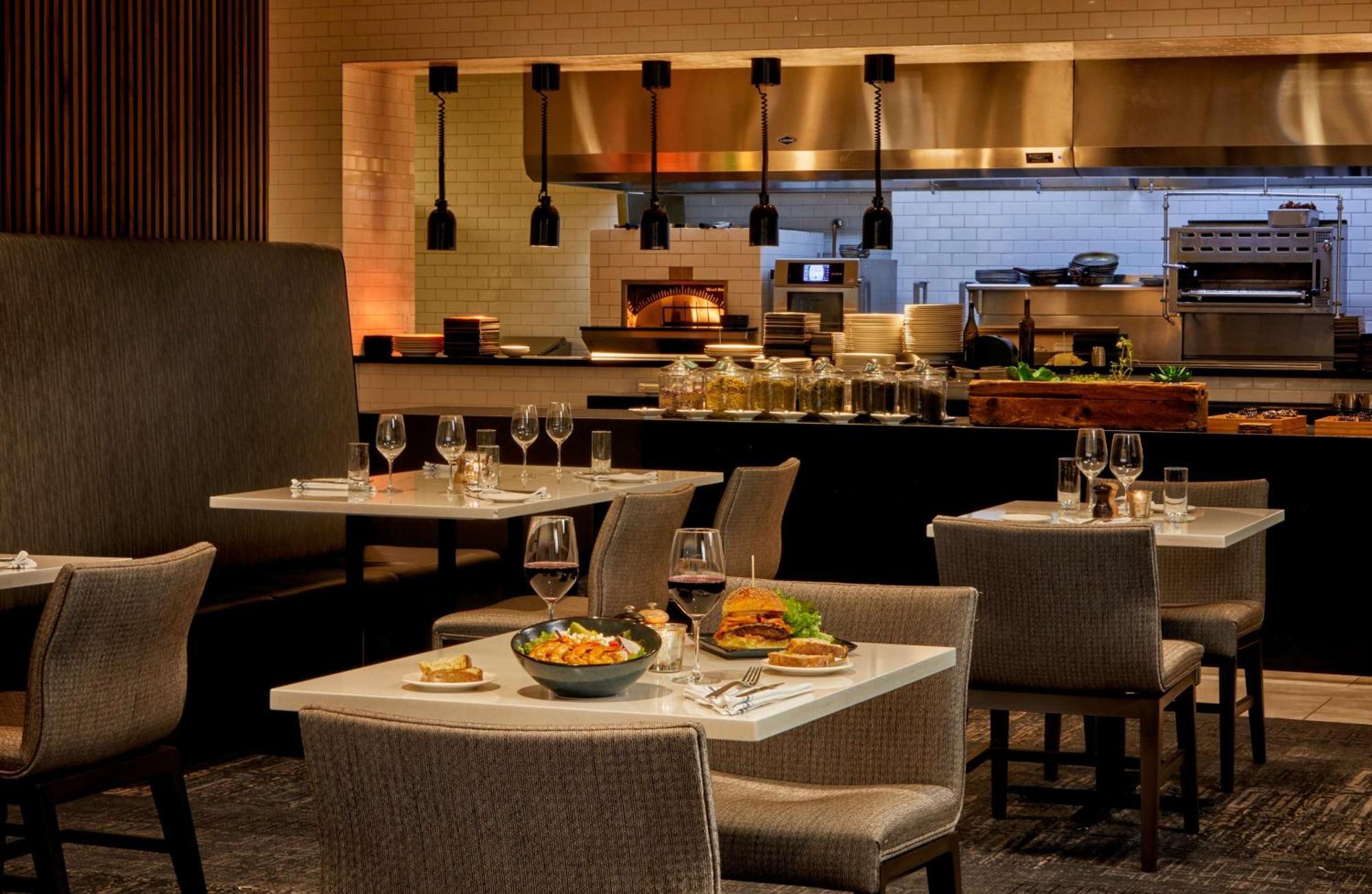 Отель Hilton Cleveland Downtown Экстерьер фото